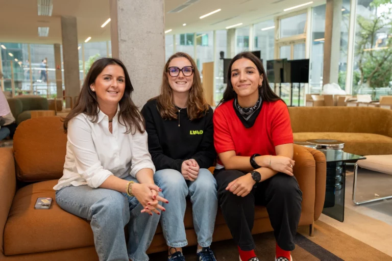 Trois collaboratrices de LA4D assises sur un canapé