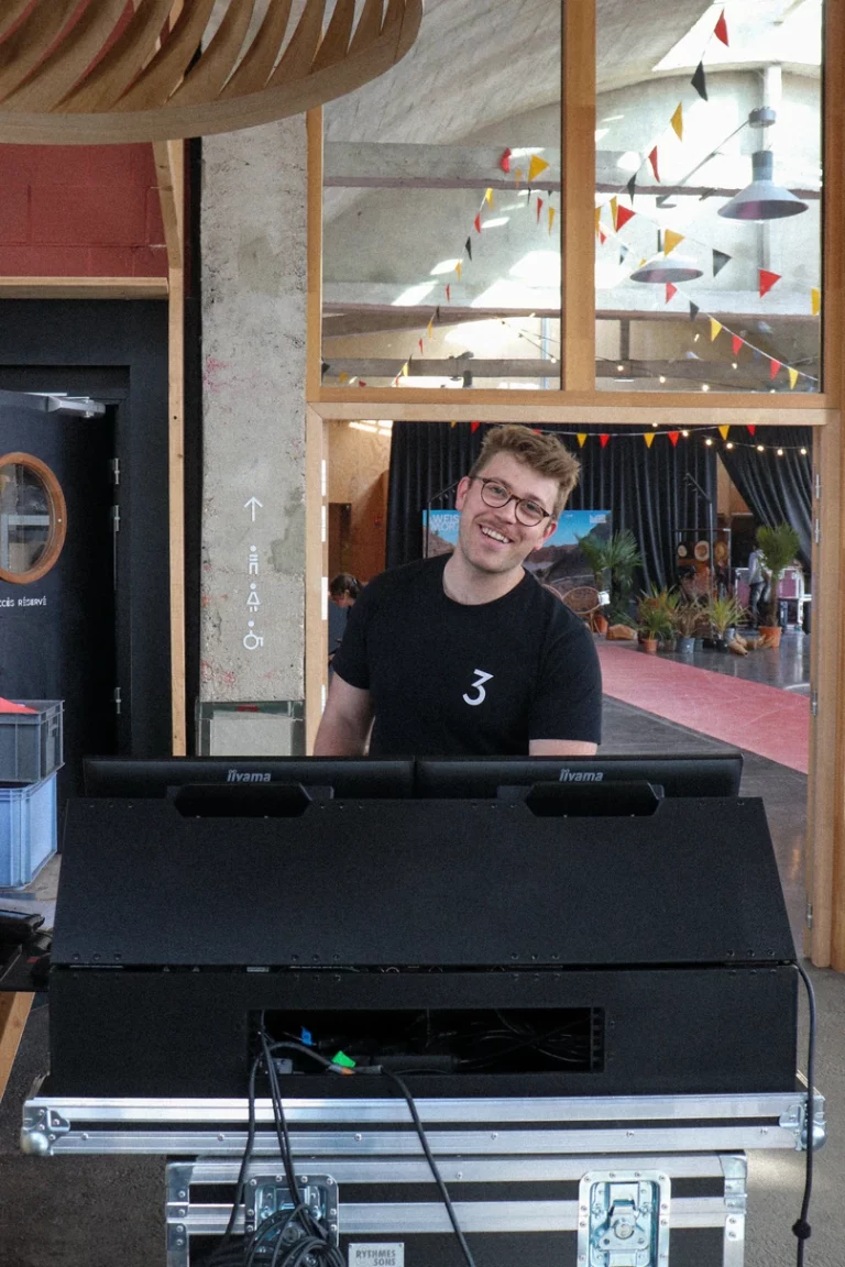 Technicien en régie derrière son flight case