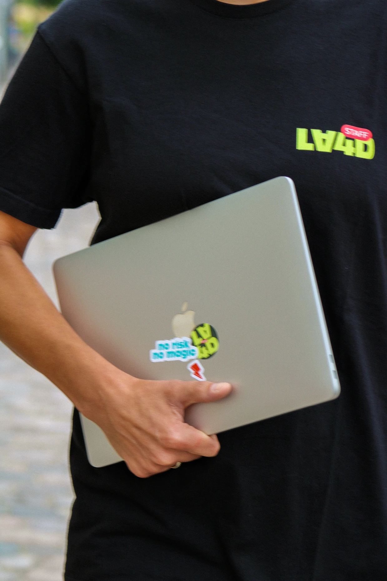 Ordinateur portable et t-shirt LA4D, conseil et stratégie