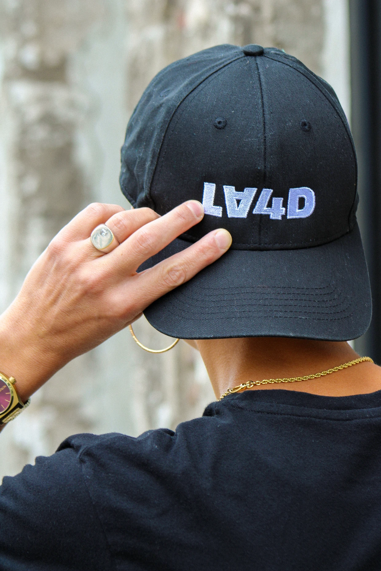 Casquette LA4D portée de dos, scénographie et expérience