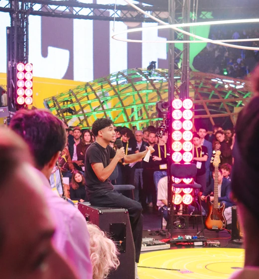 Public d'un concert éclairé par des néons roses