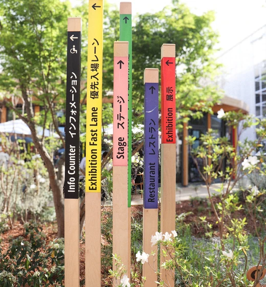 Totems de signalétique colorés installés en extérieur